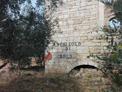 La torre infatti non � accessibile: su tutte le sue pareti campeggia la scritta �pericolo di crollo� 